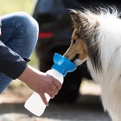 Trixie kelioninis butelis su gertuve augintiniams, įv. spalvų, 0.55 L