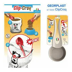 Clip-Croq scoop for pet food with integrated bag clip